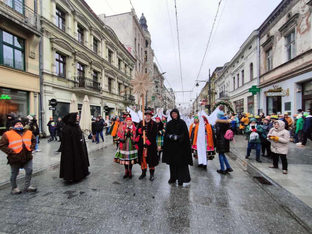 Kolorowy Orszak Trzech Króli w Łodzi. W centrum miasta pojawiło się mnóstwo osób [ZDJĘCIA]
