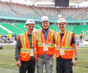 Ochotnicy przygotowują Stadion Miejski w Warszawie na  Międzynarodowy Kongres Świadków Jehowy