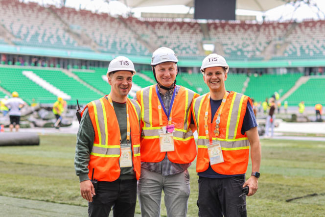 Ochotnicy przygotowują Stadion Miejski w Warszawie na  Międzynarodowy Kongres Świadków Jehowy