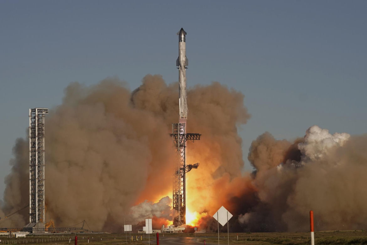 Statek kosmiczny Starship stracił w czwartek łączność z bazą i rozpadł się w powietrzu podczas swojego siódmego lotu próbnego. 