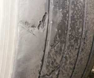 Zdarty bieżnik, dziury i wystające druty. ITD ujawniło fatalny stan opon w naczepie polskiego przedsiębiorcy 