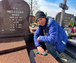 Ptasi terror w Jezioranach! Cmentarz tonie w odchodach, a mieszkańcy są bezradni. „Groby trzeba owijać folią!”