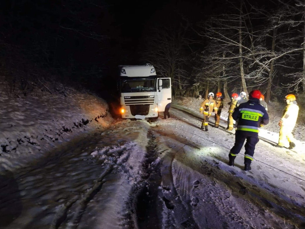  Na drogach powiatu braniewskiego znowu ślisko. Nawet ciężarówki nie dają rady