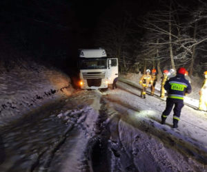  Na drogach powiatu braniewskiego znowu ślisko. Nawet ciężarówki nie dają rady