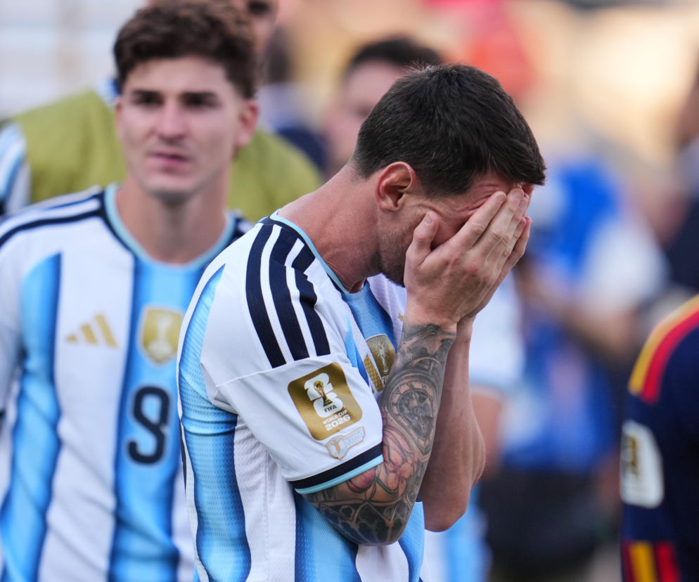 Leo Messi zakrywający twarz dłońmi po przegranym finale MŚ 2026. O emocjach lidera Argentyny przeczytasz na SE Supersport.