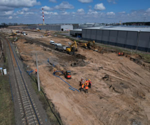 Rail Baltica. Kolej w Ełku zmienia się dla podróżnych! Zobacz postępy prac [ZDJĘCIA]