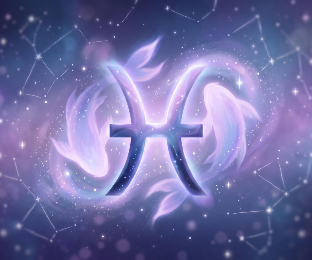 Symbol znaku zodiaku Ryby na tle kosmosu i dwóch ryb. O horoskopie dziennym dla Ryb przeczytasz w serwisie Eska.
