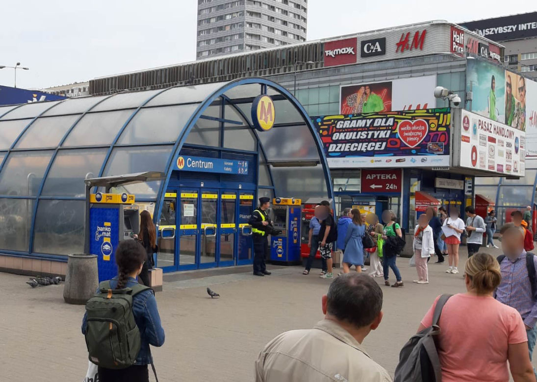 Wypadek na stacji metra w Centrum. Mężczyzna runął pod pędzący pociąg