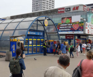 Wypadek na stacji metra w Centrum. Mężczyzna runął pod pędzący pociąg