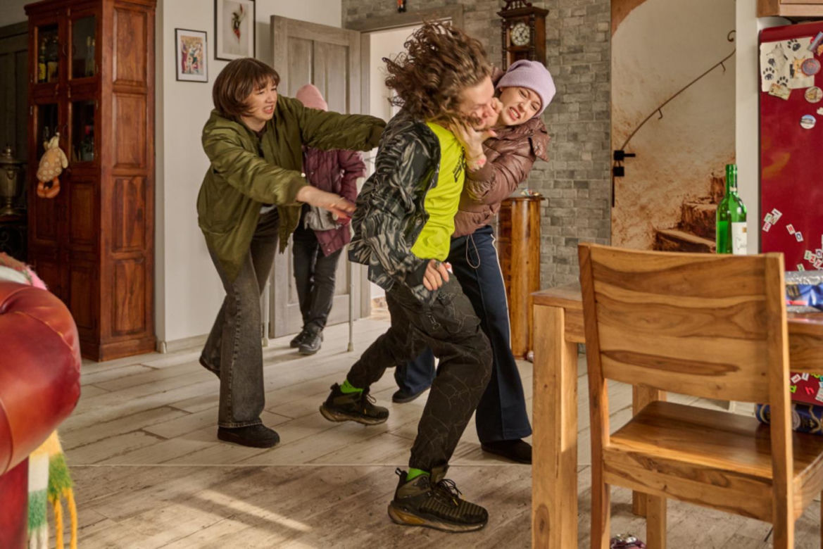 Na Wspólnej odc. 4025. Krystyna Agier (Małgorzata Knothe), Ula (Julia Jurek), Dorota (Anastazja Kohut), chłopak (Dusiek Olszański)