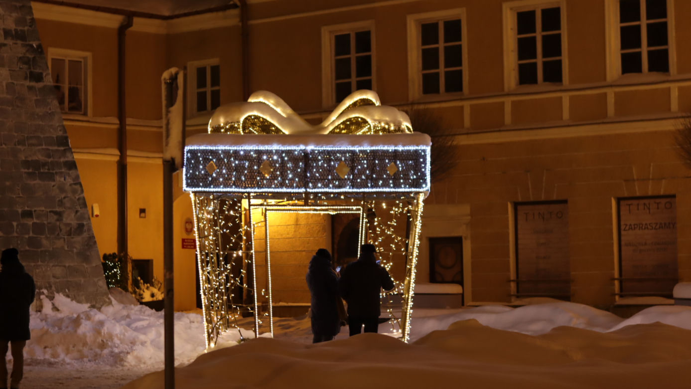 Lublin wieczorową porą. W mieście świąteczne ozdoby i hałdy śniegu. Zobacz zdjęcia!