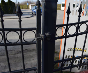PIJANY kierowca ZDEMOLOWAŁ przystanek i ogrodzenie. Uciekł z miejsca zdarzenia