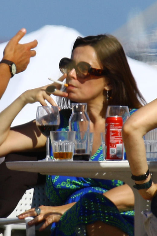 Renata Dancewicz kurzy na plaży