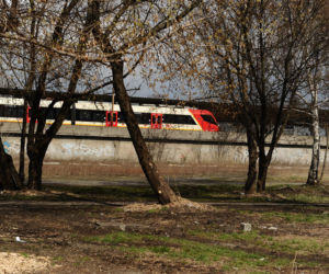 Śmietnisko obok Dworca Wschodniego. Kto odpowiada za wygląd działki?