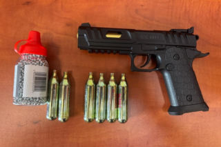 W centrum Leszna syn strzelał do ojca. 21-latek usłyszał zarzuty