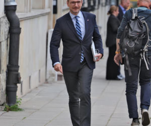 Zamiast na Nowogrodzkiej, Morawiecki i jego stronnicy spotkali się przy Konopnickiej. Były cukierki dla dziennikarzy