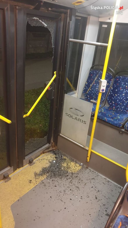 Żory: 24-latek wybił szybę w autobusie