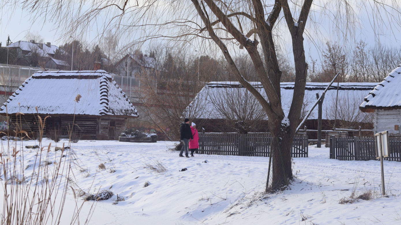 Cicho i wszędzie biało. Tak prezentuje się skansen w Lublinie w zimowej odsłonie! [GALERIA]