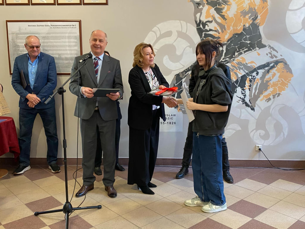 Uczniowie ZSP nr 1 stworzyli mural na ścianach szkoły. Grafika przedstawia patrona placówki