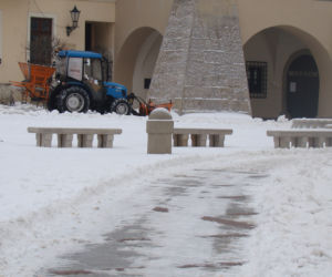 Rynek w Tarnowie pod śniegiem. W akcji pługopiaskarka MPGK