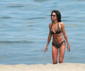 Marta Kaczyńska z mężem na plaży