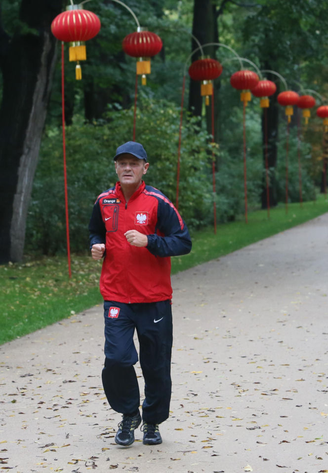 Donald Tusk gra w piłkę