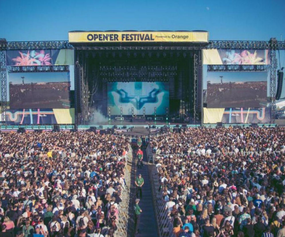 Tłum ludzi pod główną sceną Open'er Festival. O dacie edycji 2027 przeczytasz na Eska.