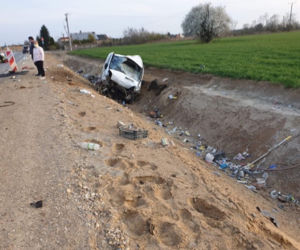 Dachowanie busa w Pamiątce. Auto zgniecione jak puszka