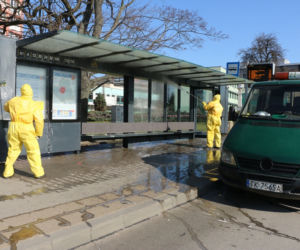 Wielkie mycie przystanków autobusowych w Kielcach
