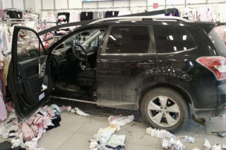 63-latka staranowała szybę i wjechała do sklepu. Pomyliła pedały w samochodzie