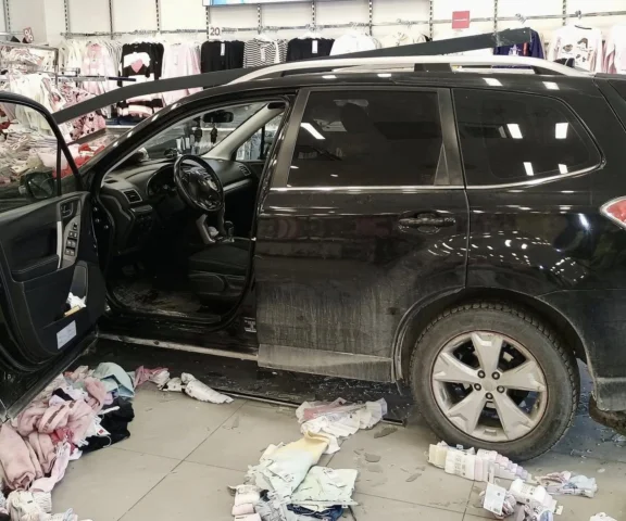 63-latka z Pomorza pomyliła pedały w aucie i wjechała w sklep odzieżowy