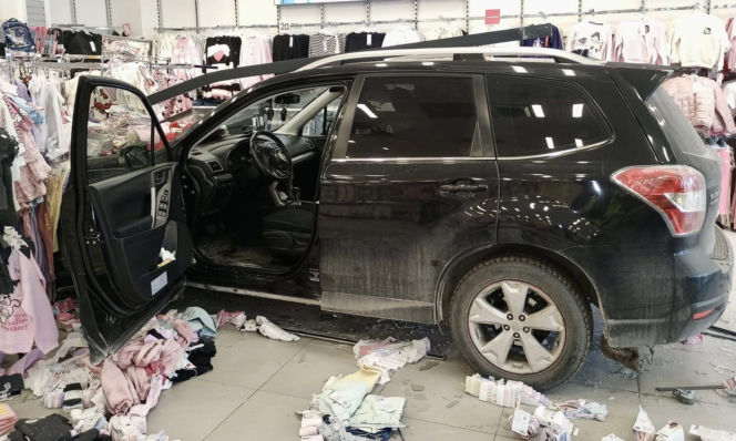 63-latka staranowała szybę i wjechała do sklepu. Pomyliła pedały w samochodzie