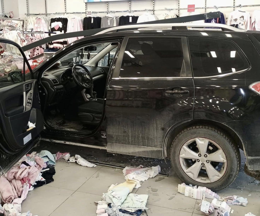 63-latka z Pomorza pomyliła pedały w aucie i wjechała w sklep odzieżowy