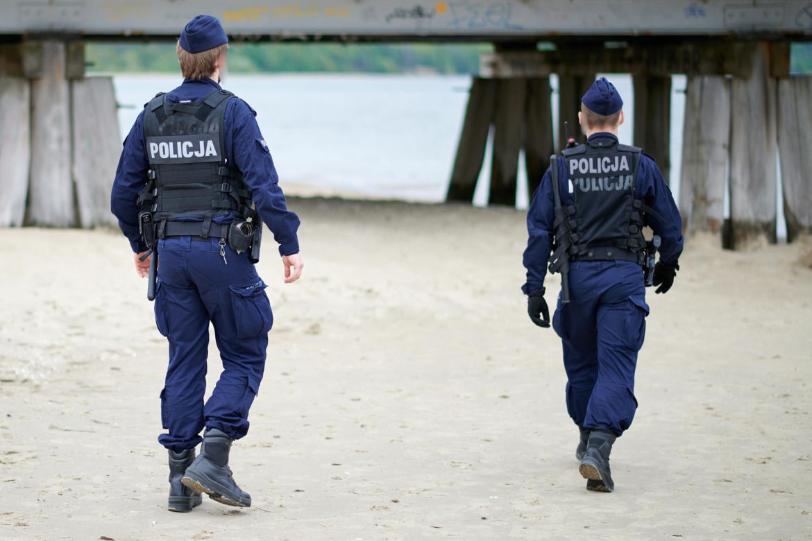 Dramatyczne chwile na Pomorzu. Trwają poszukiwania 35-letniego surfera z Bydgoszczy. Jego deskę znaleziono na plaży