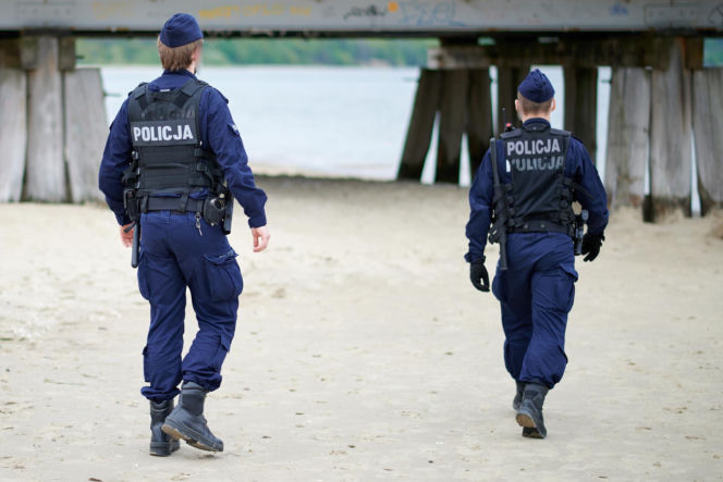 Dramatyczne chwile na Pomorzu. Trwają poszukiwania 35-letniego surfera z Bydgoszczy. Jego deskę znaleziono na plaży