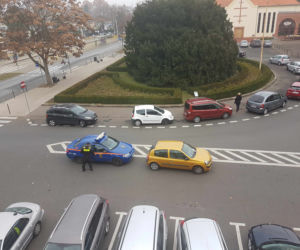Parkowanie przy bramie Cmentarza Centralnego