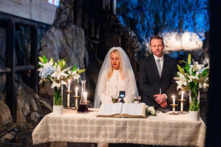 Pierwsza miłość, odcinek 4150: Ślub bitej Emilki i psychola Mateusza w jaskini na odludziu. Nakręci wideo z przerażającej ceremonii! - ZDJĘCIA