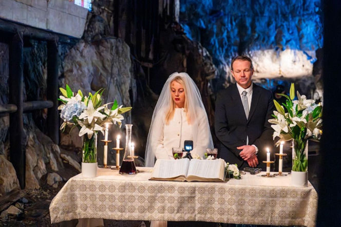 Pierwsza miłość, odcinek 4150: Ślub bitej Emilki i psychola Mateusza w jaskini na odludziu. Nakręci wideo z przerażającej ceremonii! - ZDJĘCIA