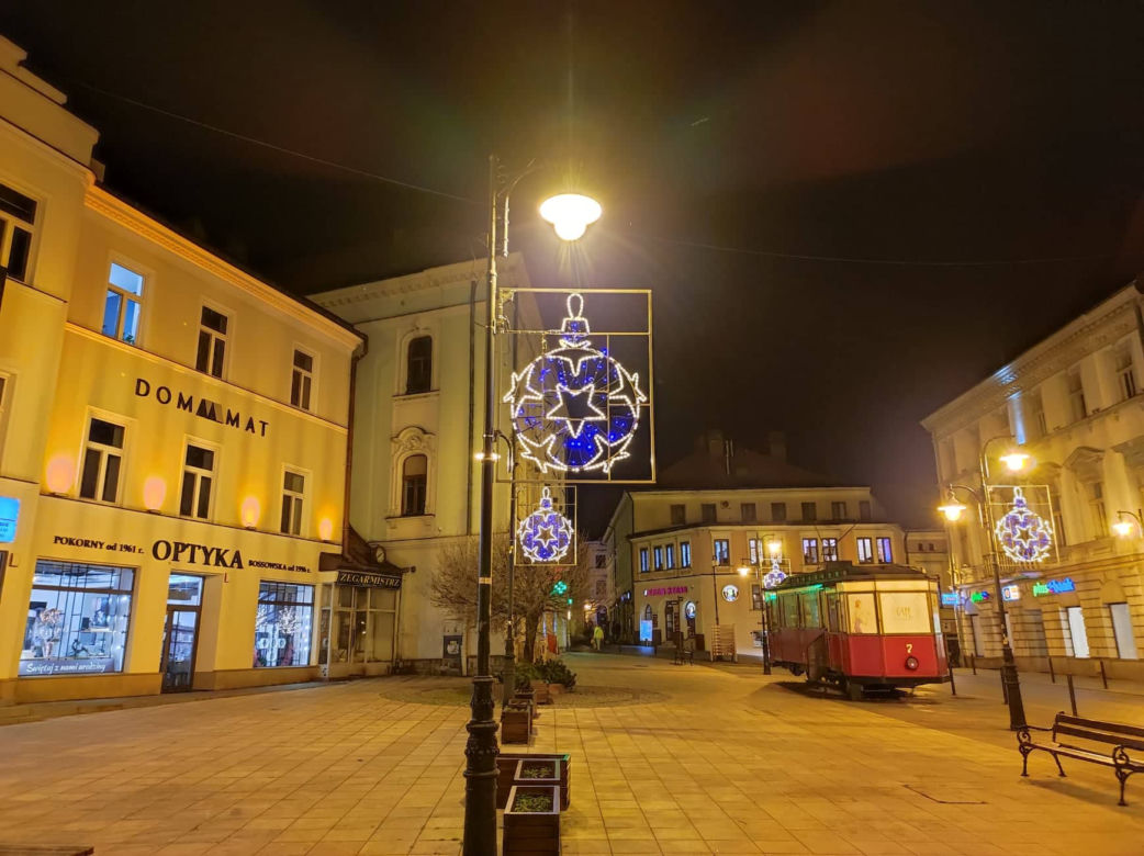 Tarnów. Świąteczna iluminacja już rozbłysła. Tak wygląda choinka na pl. Kazimierza
