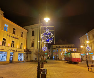 Tarnów. Świąteczna iluminacja już rozbłysła. Tak wygląda choinka na pl. Kazimierza