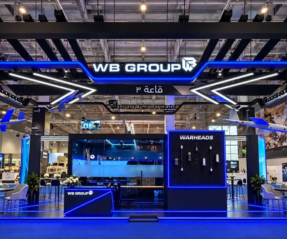 Nowoczesne stoisko Grupy WB na targach SOFEX 2026 z modelami dronów. O polskiej ofercie obronnej czytaj w SE Portal Obronny.