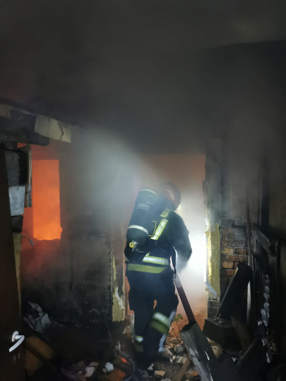 Pożar pustostanu przy ul. Batorego w Toruniu. Zdjęcia z akcji strażaków