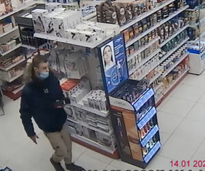 Seria kradzieży w drogerii w Dobrzejewicach koło Torunia. Rozpoznajesz sprawców?