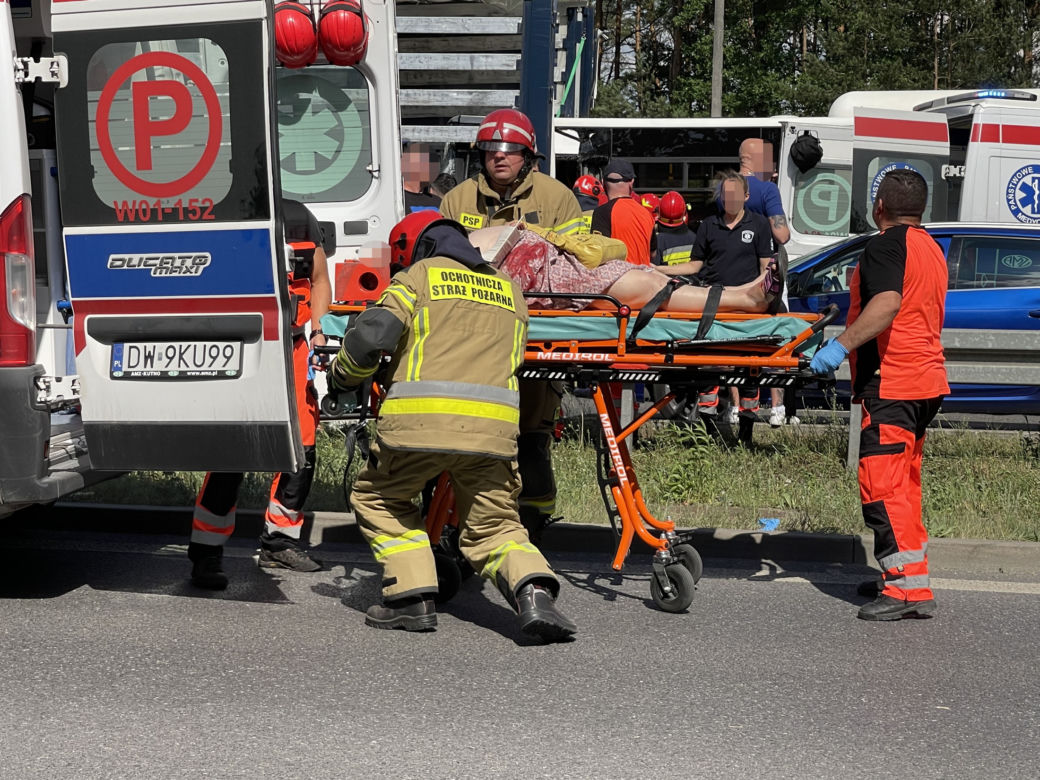 Wypadek miejskiego autobusu w Ząbkach