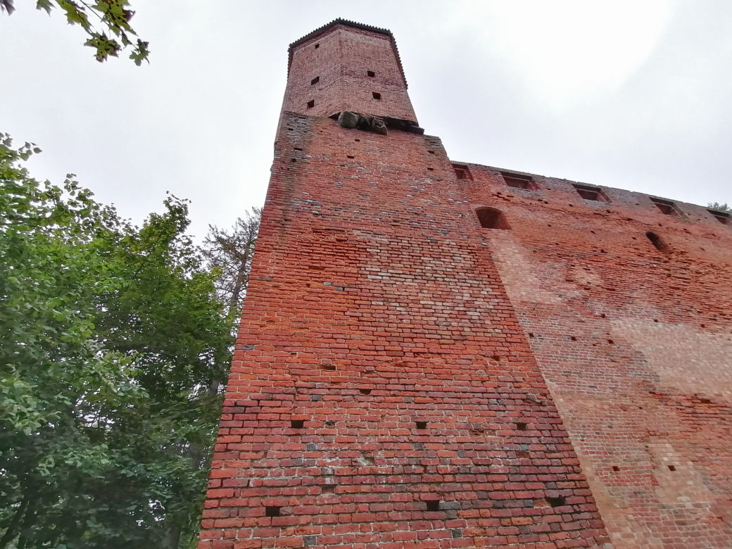 Pomarańczowi rowerzyści najechali zamek w Szymbarku