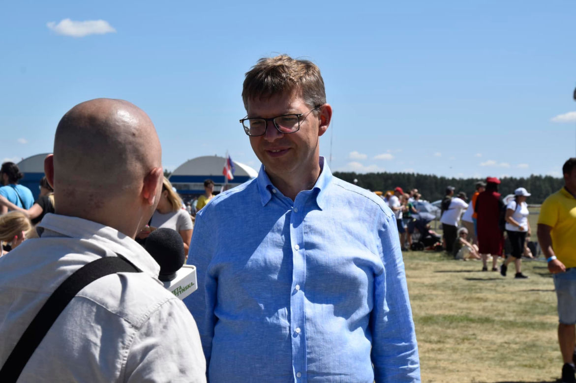 Rodzinny Piknik Lotniczy w Gryźlinach 2023. Lotnicy-akrobaci zachwycili publiczność