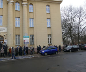 Seniorzy stoją w ogromnych kolejkach