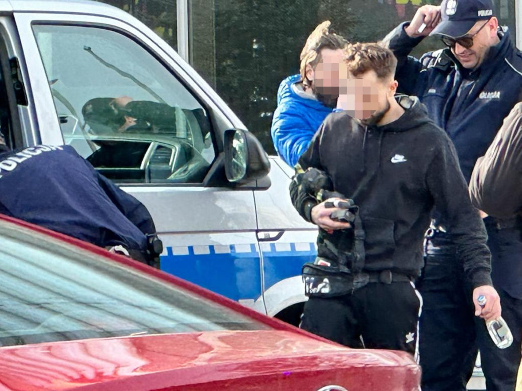 Szokujące sceny przy siedzibie Polsatu w Warszawie. Mężczyzna przyciągnął uwagę wszystkich przechodniów