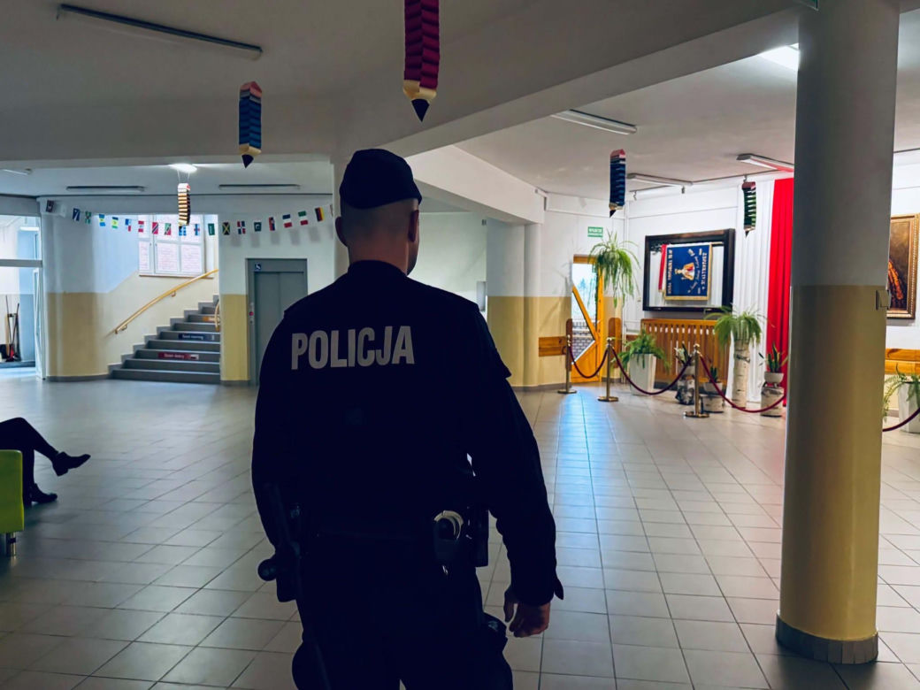 Radiowozy przed szkołami w Podlaskiem. Policja uspokaja rodziców i uczniów