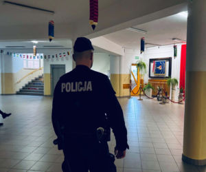 Radiowozy przed szkołami w Podlaskiem. Policja uspokaja rodziców i uczniów